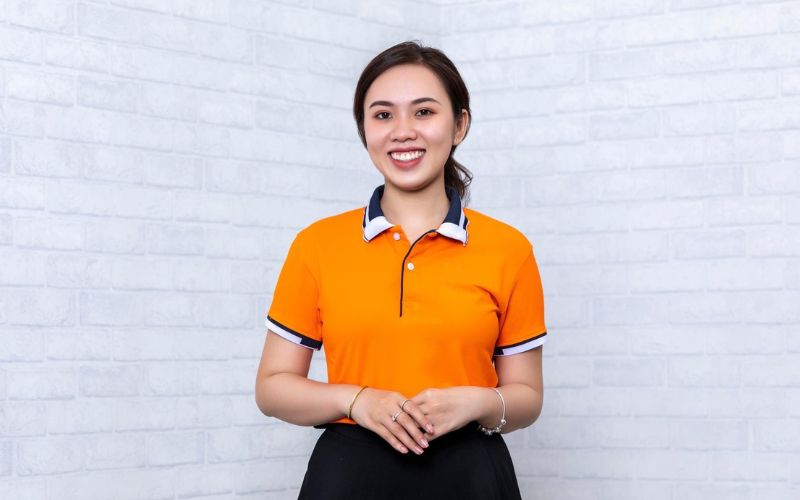Áo thun có cổ đồng phục màu vàng