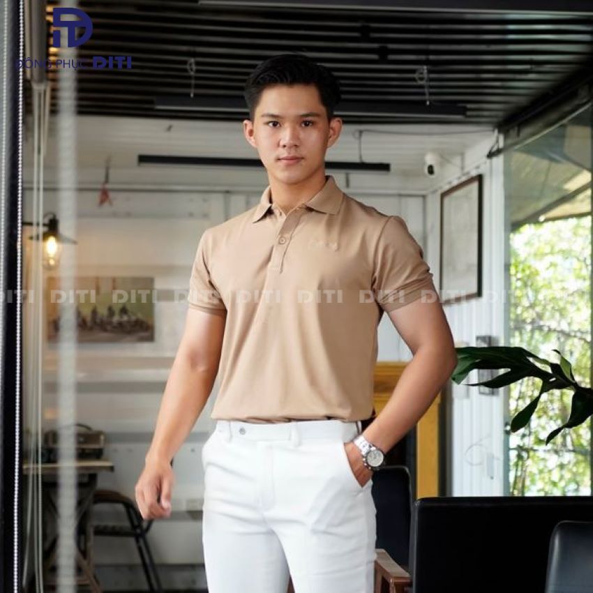 Áo thun có cổ bo chun tay áo tôn dáng người mặc