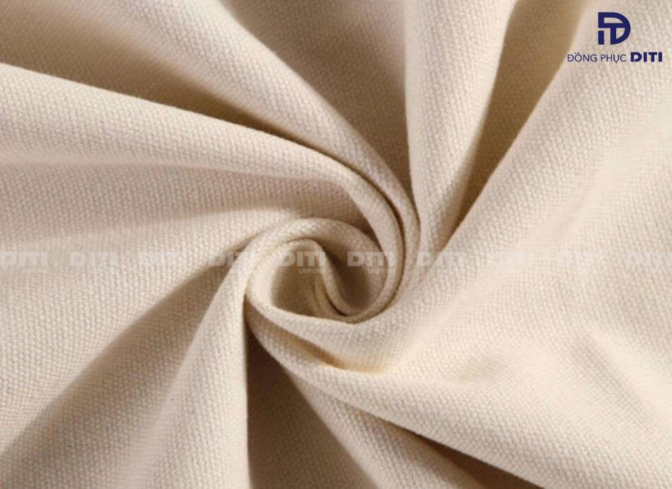 Chất vải Cotton là sự hòa quyện độc đáo giữa tinh túy của sợi bông tự nhiên và sự pha trộn khéo léo với các sợi hóa học