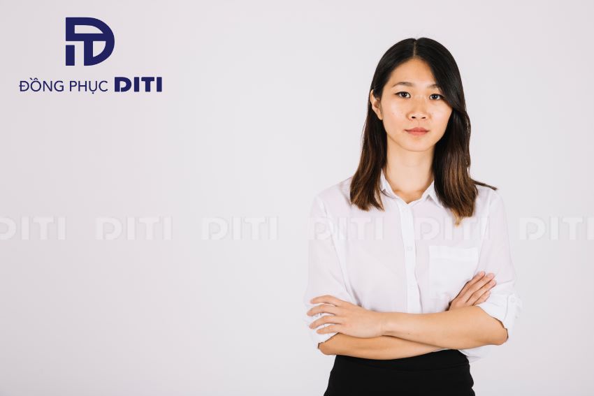 Mẫu đồng phục sơ mi màu trắng cho nhân viên nữ