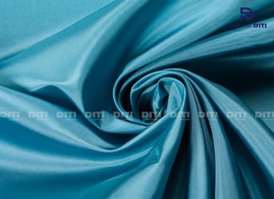 Vải DTcomfy có bề mặt sáng bóng, mềm mại, không nhăn, không bám bẩn