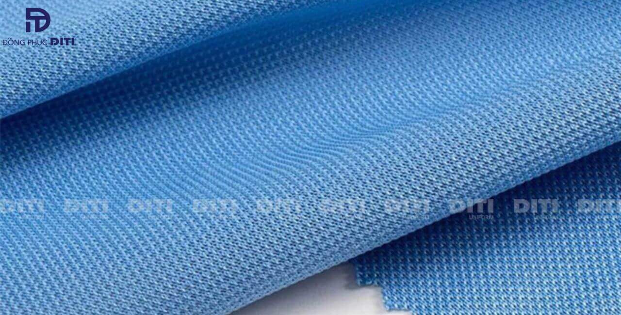 Vải Lacoste TC có cấu trúc mắt vải lớn và độ dày cứng cáp